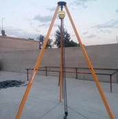 一种可移动重物的起重三脚架的简单做法