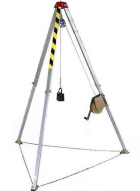 消防官兵用救援三脚架拯救落井男孩