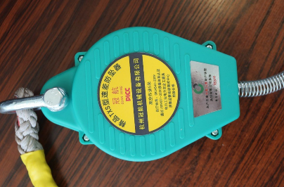 正值冬季，室外高空作业环境极端恶劣，防坠器必不可少